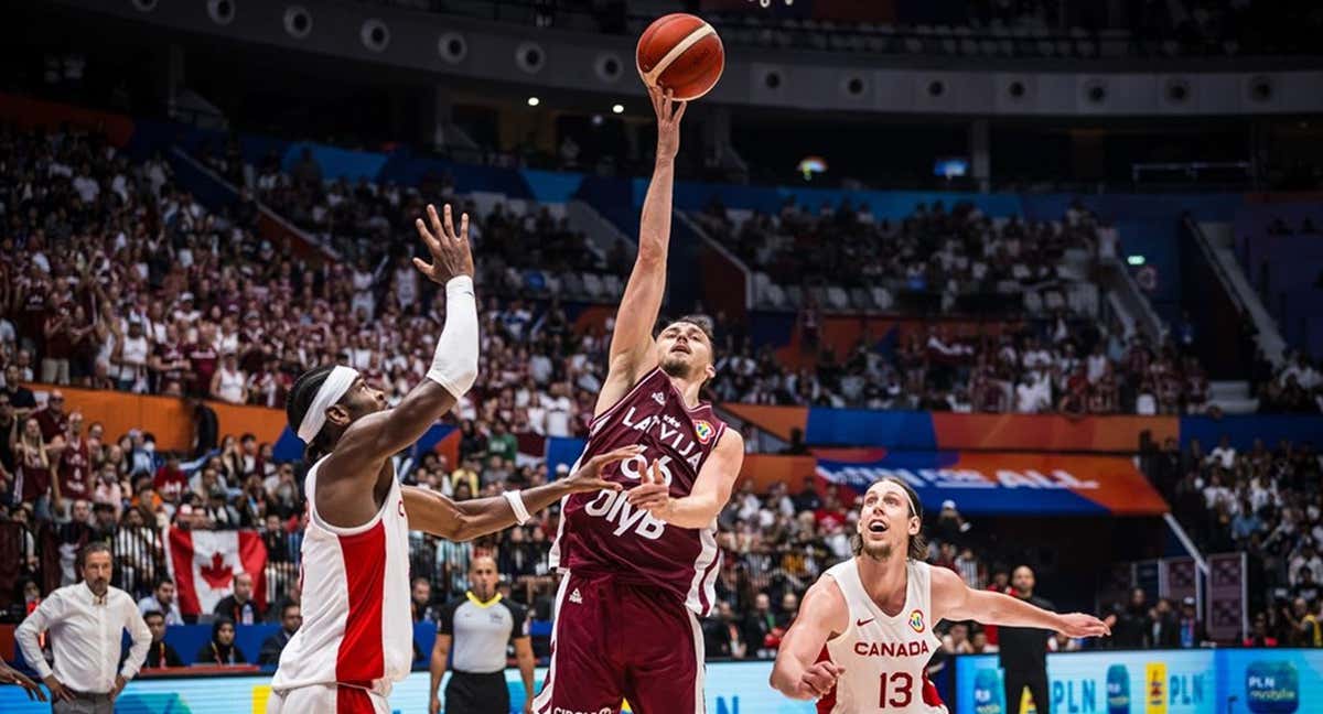 Artur Zagars trata de hacer una bandeja ante Shai Gilgeous Alexandre en el Canadá-Letonia. /FIBA