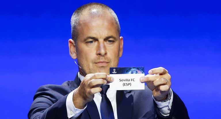 Joe Cole muestra el nombre del Sevilla en el sorteo.