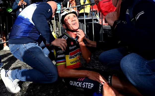 Evenepoel, ensangrentado tras ganar en Andorra. GETTY