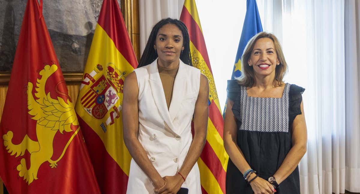 Salma Paralluelo, junto a Natalia Chueca, alcaldesa de Zaragoza./EFE/ Toni Galán