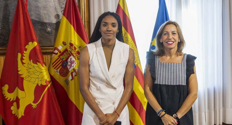 Salma Paralluelo, junto a Natalia Chueca, alcaldesa de Zaragoza.