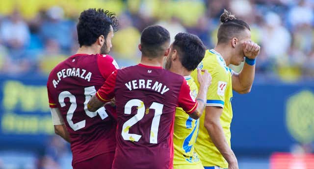 Polémica en el Cádiz – Villarreal: Pedraza dio un cabezazo a Alejo, vio la roja, Reina explotó y Setién le señaló: ‘Este muchacho…’