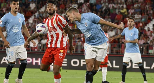 Para follón el del Almería en defensa