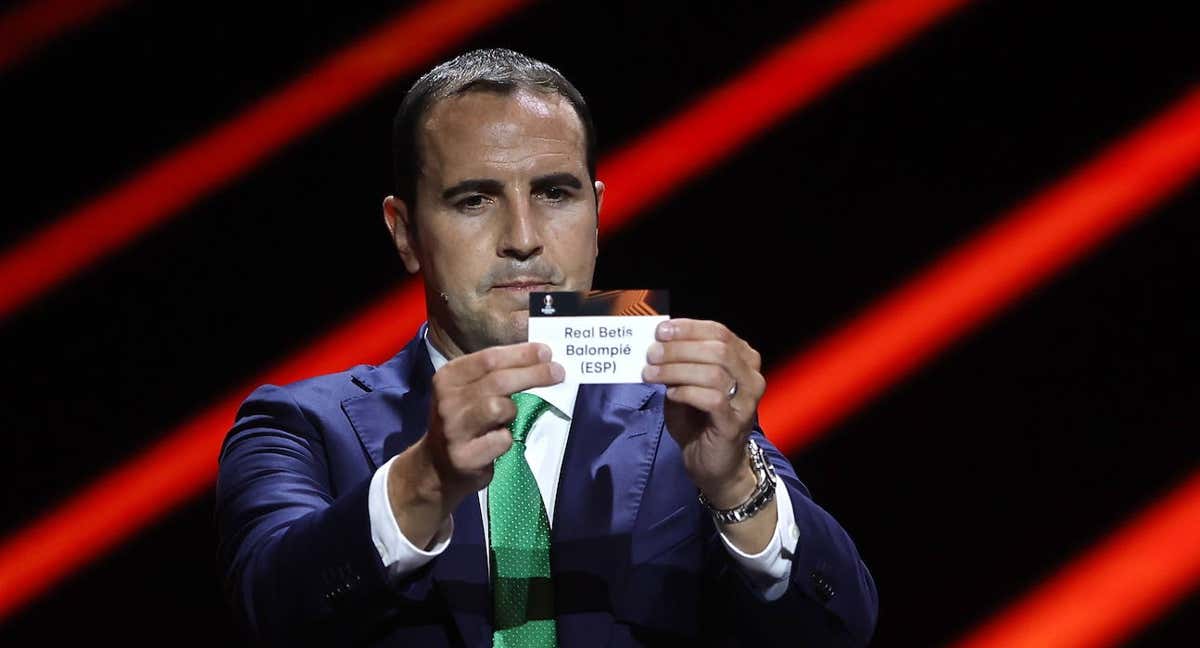 John O'Shea muestra el nombre del Betis en el sorteo./EFE