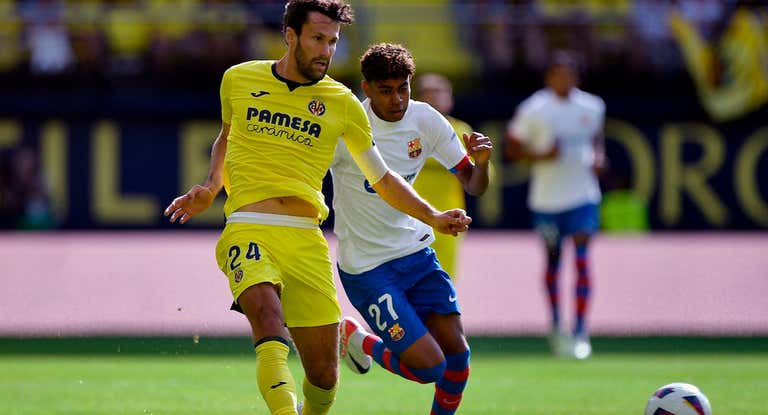 Lamine Yamal pugna por un balón con Alfonso Pedraza.