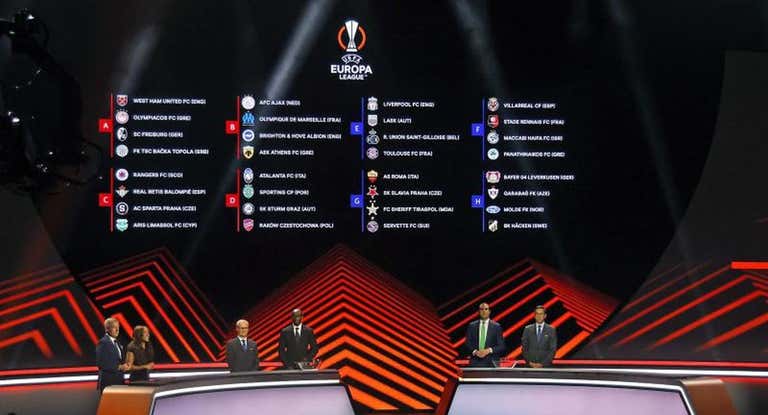 Momento del sorteo con el cuadro definitivo de la fase de grupos de la Europa League 2023-2024.