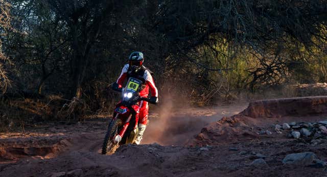 El español Tosha Schareina presenta su candidatura al Dakar tras batir a los mejores en Argentina