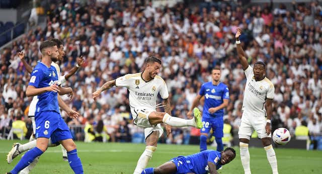 Joselu desempolva su idilio con el Bernabéu