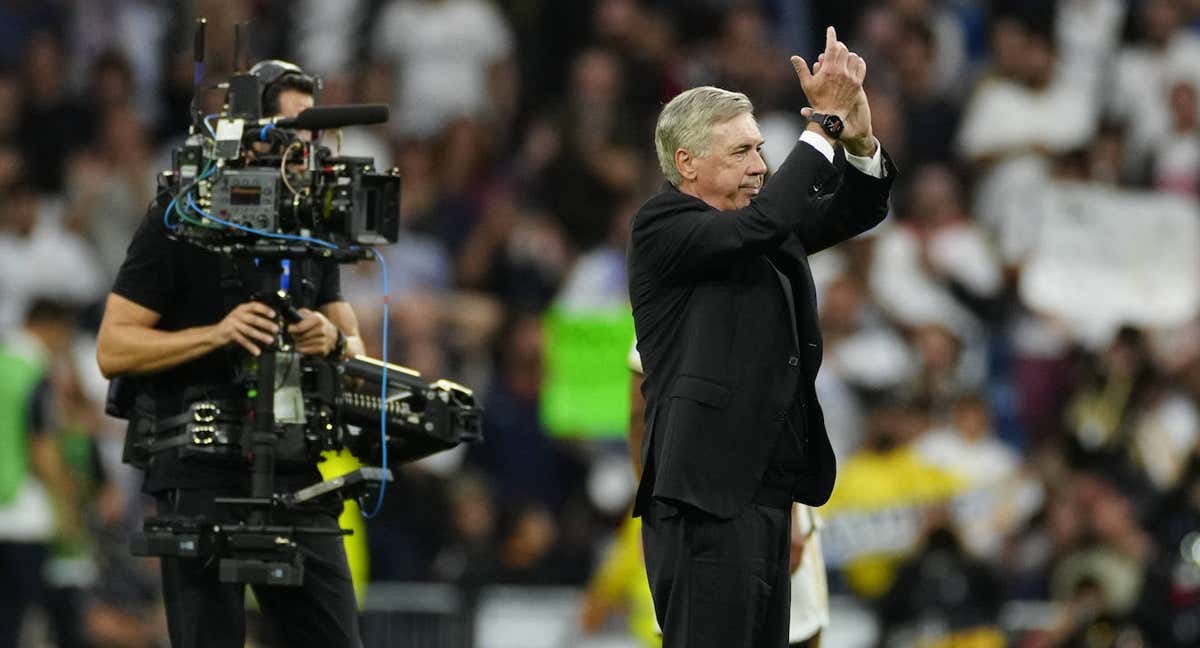 Ancelotti aplaude al público del Bernabéu tras ganar al Getafe.