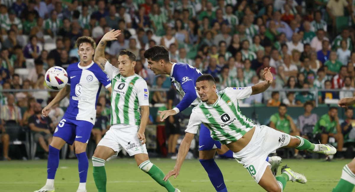 Andrés Guardado y Luiz Felipe, dos piezas importantes del Betis de Manuel Pellegrini. /REUTERS