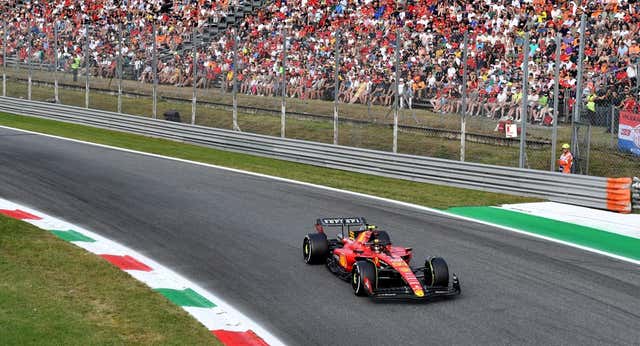 Carlos Sainz se lleva la pole más apretada del año en casa de Ferrari