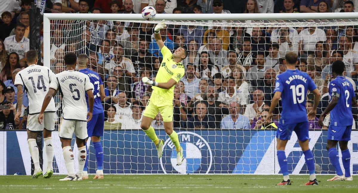 David Soria despeja un balón en el partido ante el Real Madrid.