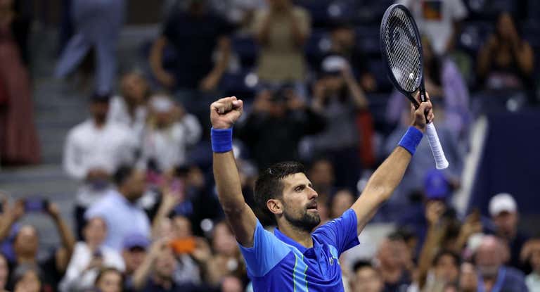 Djokovic celebra su remontada sobre Laslo Djere.