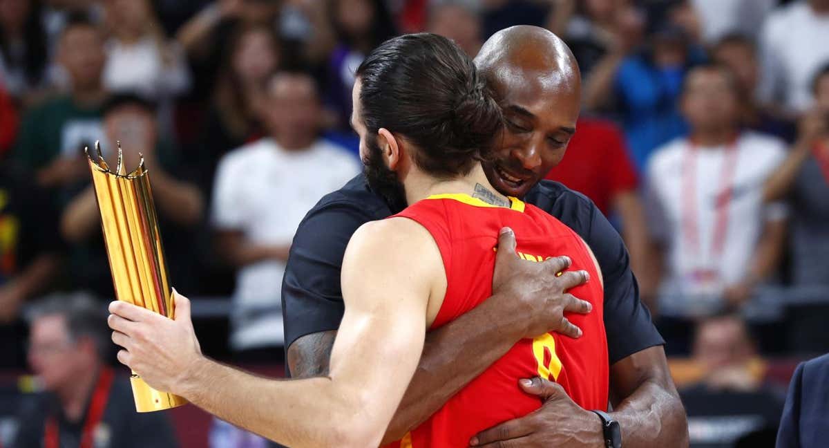 Kobe Bryant abraza a Ricky Rubio en el pasado Mundial de China en 2019, meses antes de su muerte. /GETTY