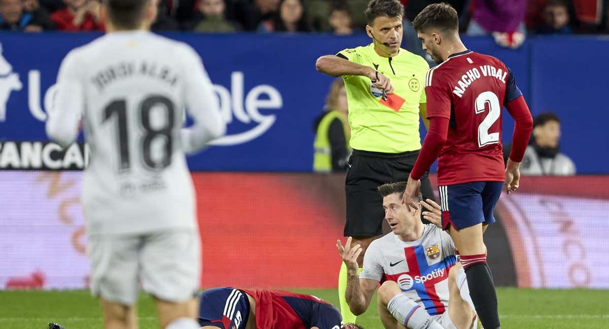 Lewandowski expulsado en el último Osasuna - Barça. /GETTY