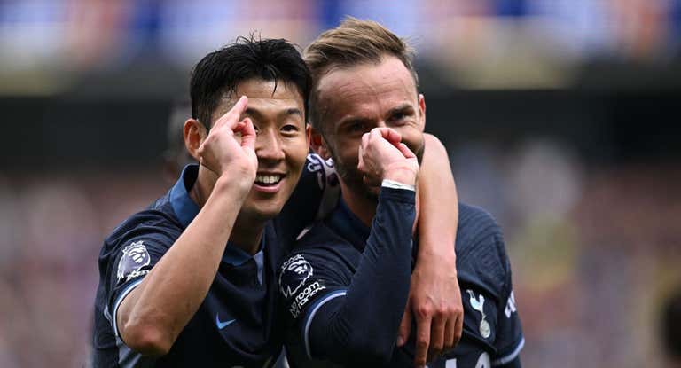 Son celebra uno de los goles junto a Maddison.