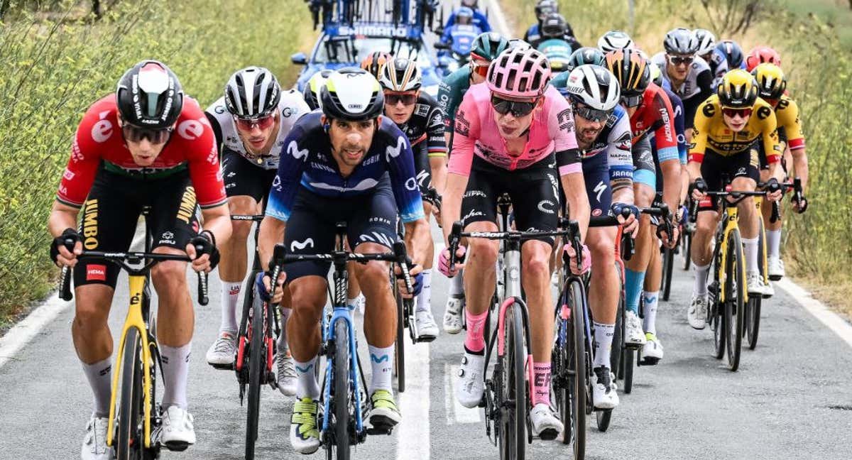 El pelotón de La Vuelta, durante los abanicos acaecidos a lo largo de la novena etapa. /UNIPUBLIC / CXCLING