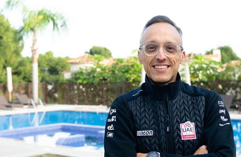 El increíble viaje del venezolano que dirige a Juan Ayuso