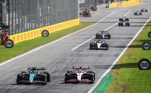 Duelo entre Alonso y Nico Hülkenberg en el GP de Italia 2023 de F1.  Aston Martin