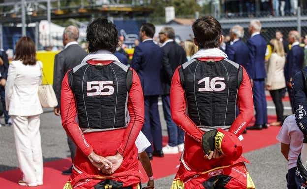 Carlos Sainz y Charles Leclerc, en la ceremonia de parrilla del GP de Italia 2023 de F1.  EP