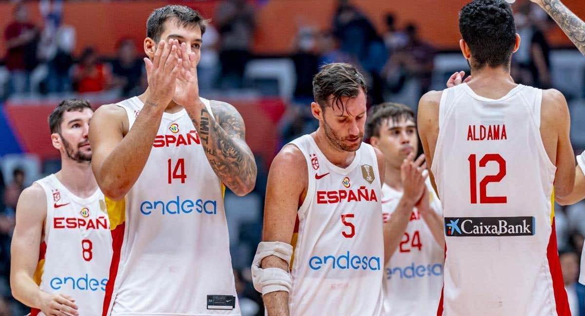 Los jugadores de la Selección española, cariacontecidos tras la derrota ante Canadá./FEB | A. Nevado