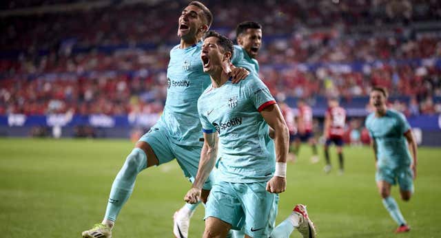Lewandowski desatasca a un Barça espeso en El Sadar