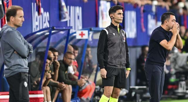 Xavi destaca al árbitro: «Ha estado de diez»