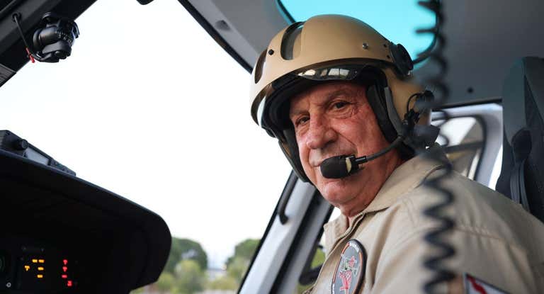 Paco Lucas, a los mandos del helicóptero.
