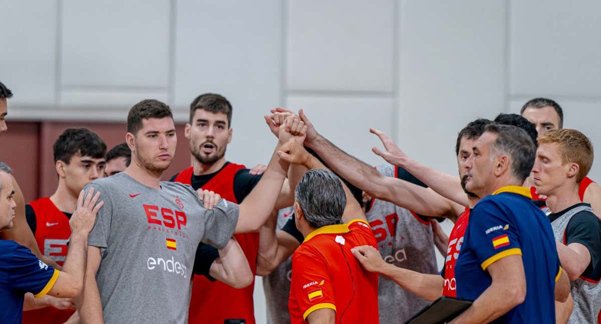 Los jugadores de España hacen piña en el último entrenamiento./FEB | A. Nevado