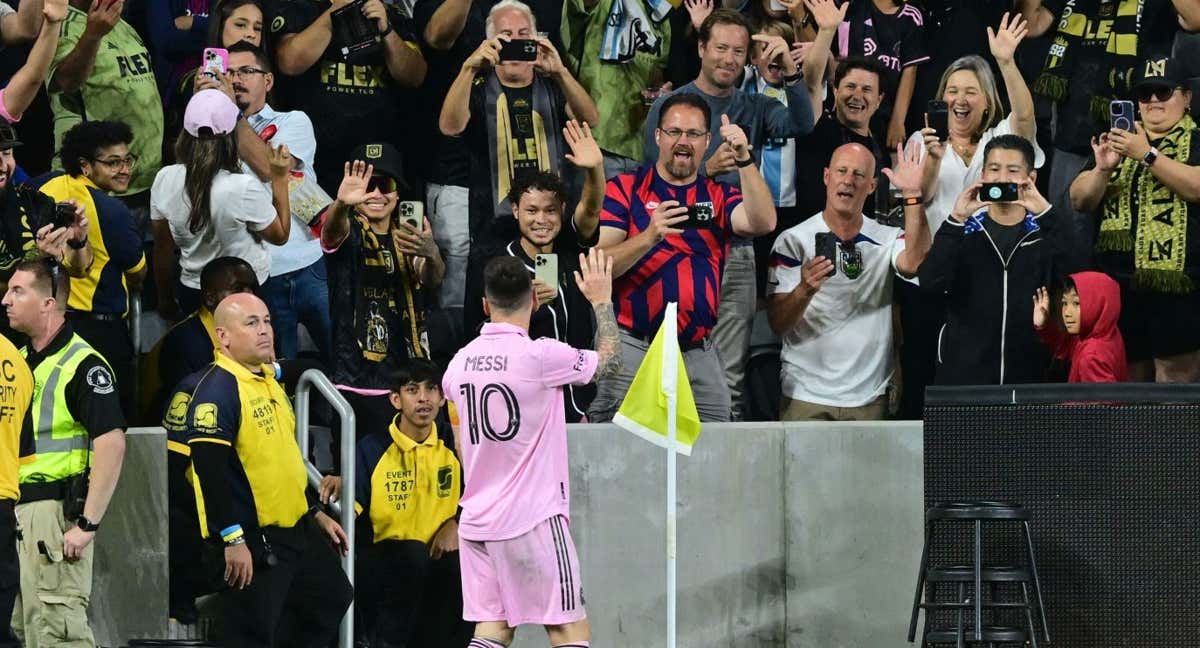 Messi saluda a los hinchas de Los Ángeles. /AFP