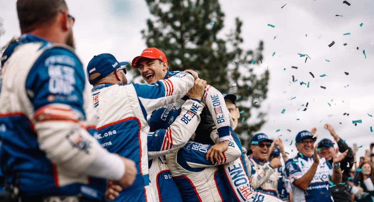 Álex Palou celebra su segundo título de Indycar.