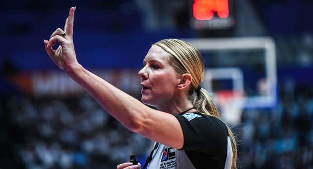 Jenna Reneau, la árbitra que sacó de sus casillas a España y que ha hecho historia en el Mundial