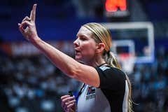 Jenna Reneau, la árbitra que sacó de sus casillas a España y que ha hecho historia en el Mundial