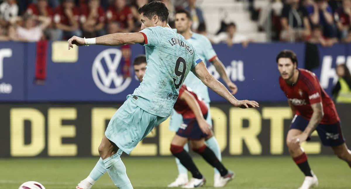 Lewandowski en el momento de lanzar el penalti ante Osasuna. /EFE