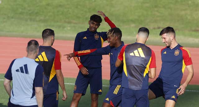 La Selección se da un baño de masas en Las Rozas sin pitos ni mención a Rubiales en la grada