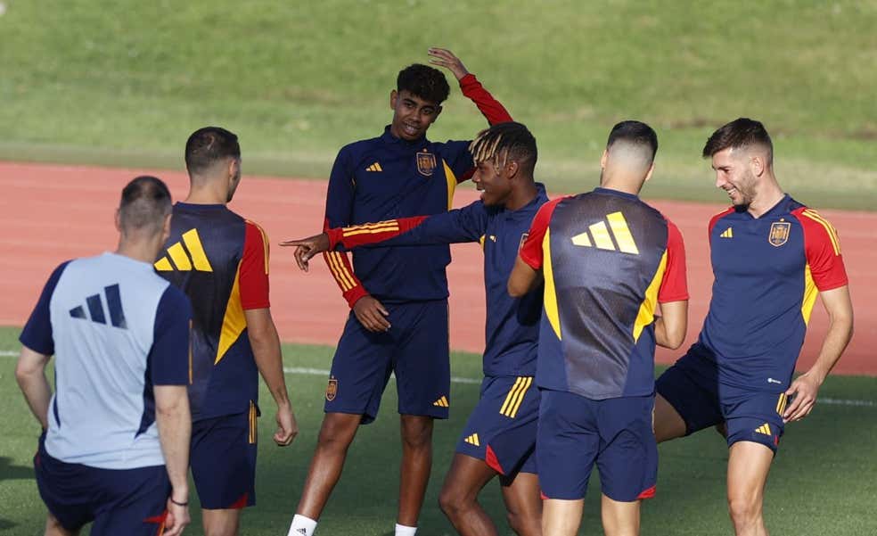 La Selección se da un baño de masas en Las Rozas sin pitos ni mención a Rubiales en la grada