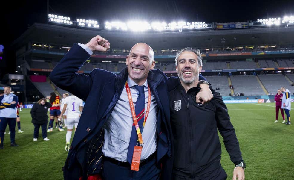 Fuera Jorge Vilda para que Rubiales pueda seguir 'teletrabajando' dentro