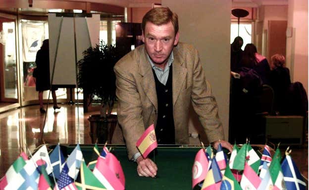 Clemente posa con todas las banderas de los países participantes en el Mundial 1998.  Agencia Sport.