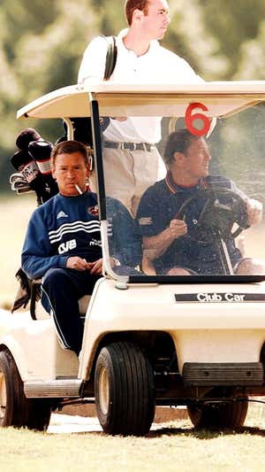 Clemente fuma durante la concentración de España en Chantilly. 1998.  Miguel Berrocal.