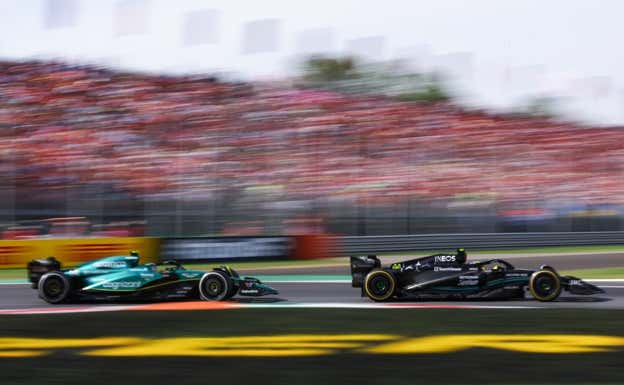 Fernando Alonso y Lewis Hamilton, durante el GP de Italia 2023.  EP