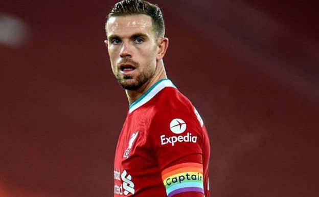 Jordan Henderson, con el brazalete arcoíris. REUTERS