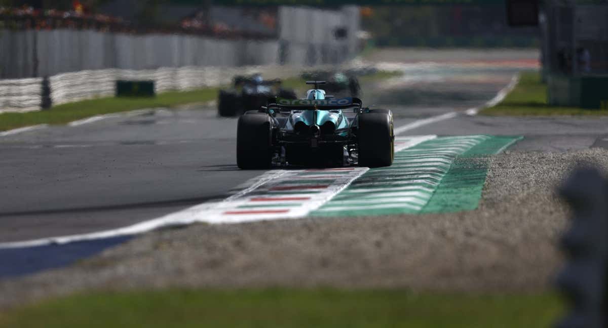 Vista trasera del AMR23 de Lance Stroll durante el GP de Italia 2023 de F1./Aston Martin