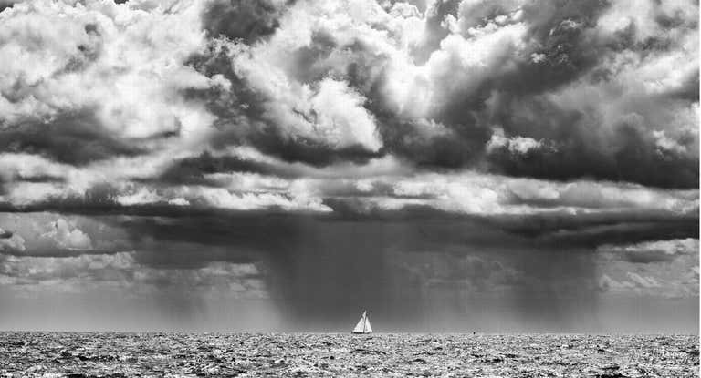 Espectacular imagen de un velero clásico en aguas de Menorca.