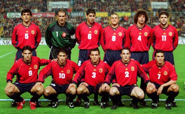 Alineación de España en un partido de 1998. Reuters