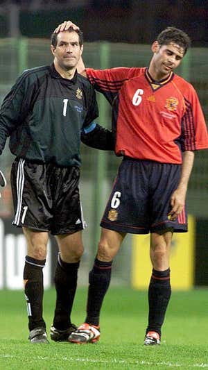 Zubi y Hierro se consuelan tras la eliminación en el Mundial de Francia.  Miguel Berrocal
