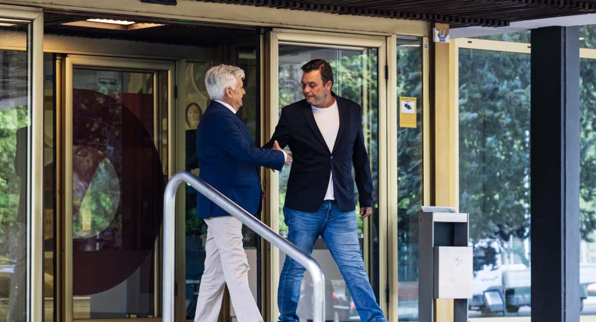 Pedro Rocha, presidente de la Federación (a la izquierda), se despide ayer de Víctor Francos (CSD) tras la reunión. /GETTY