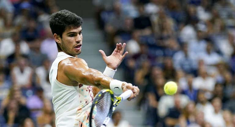 Carlos Alcaraz golpea una derecha ante Zverev en los cuartos de final del US Open.