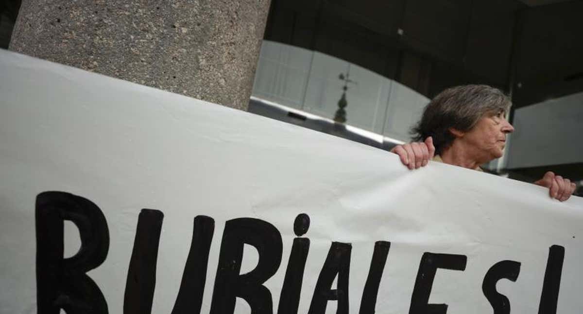 Un manifestante en A Coruña muestra una pancarta contra Rubiales.