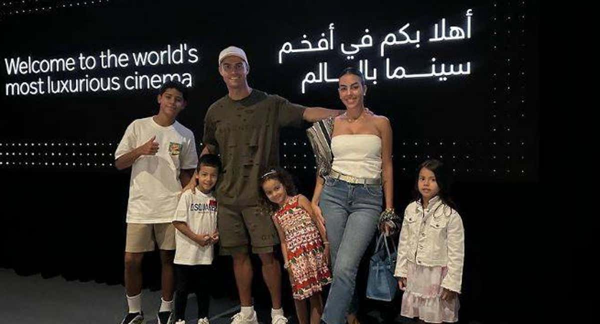 Cristiano Ronaldo y su familia, en unos cines de Arabia Saudí. /@cristiano