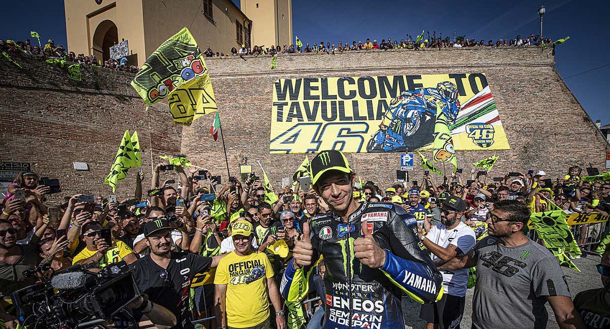 Valentino Rossi rodeado de fans en Tavullia. /MotoGP